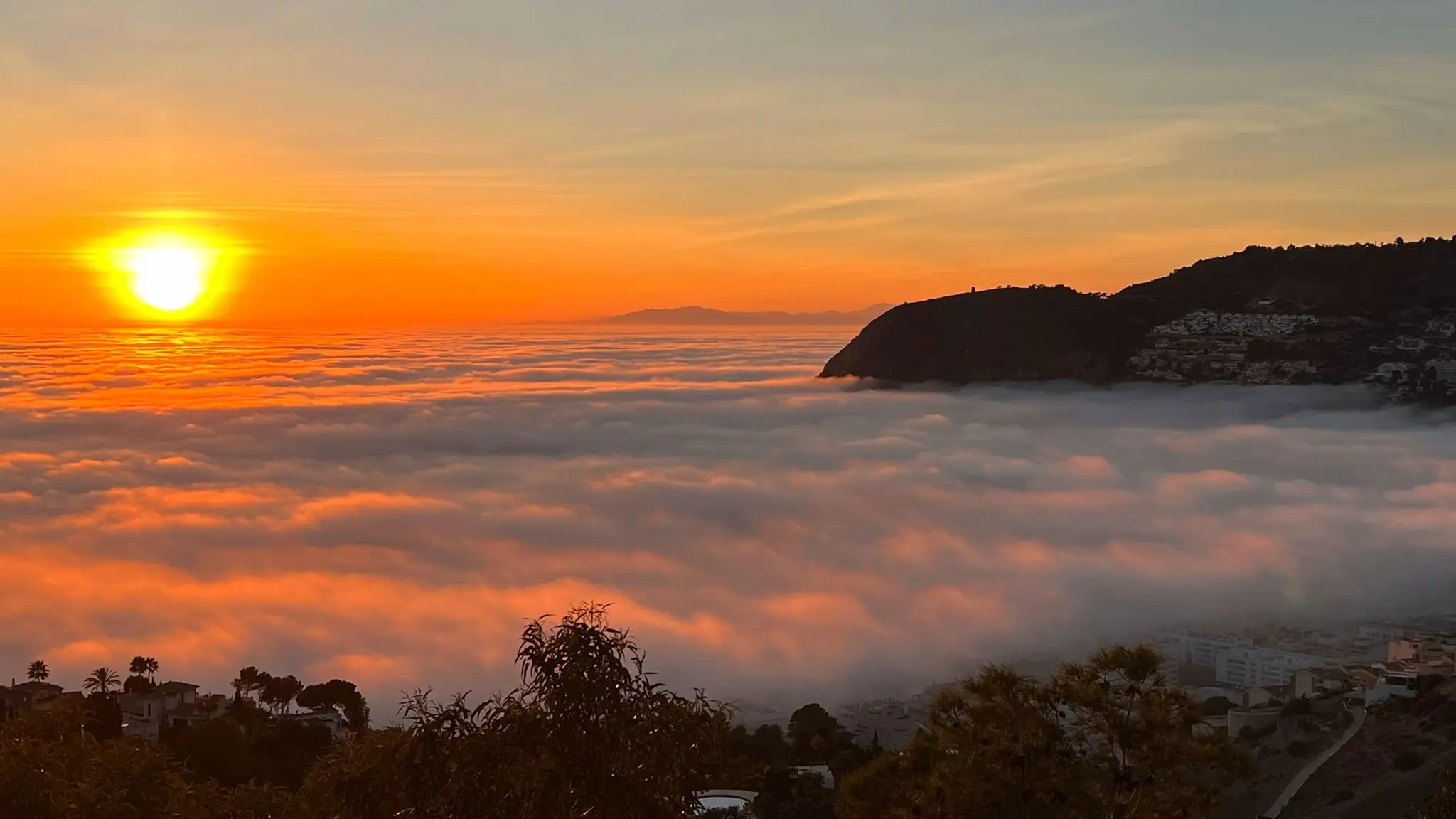 El sol se pone sobre el mar y los acantilados de Cerro Gordo