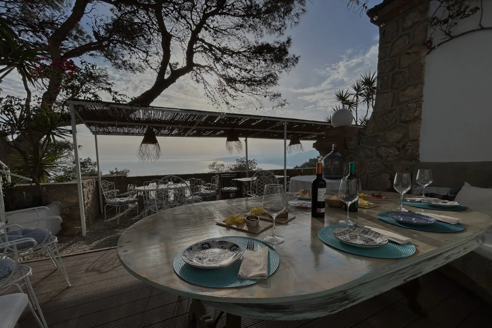 La terraza de Atrévete, con la mesa puesta frente al Mediterráneo