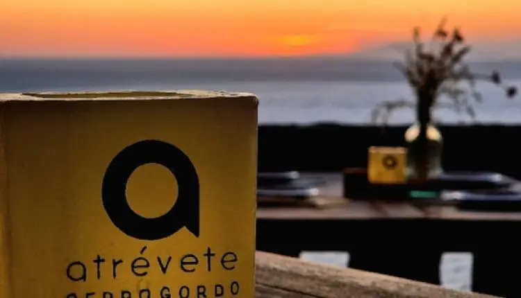 La sobremesa en Atrévete con el sol cayendo sobre el Mediterráneo